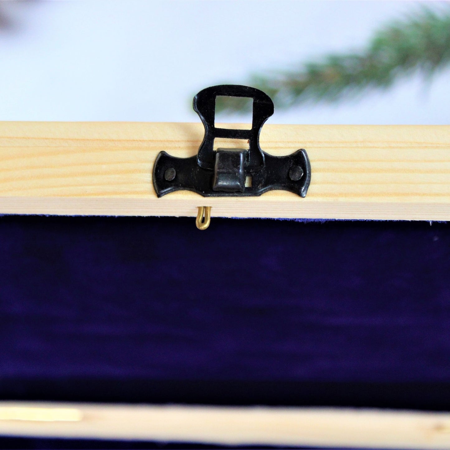 Sheesham or Indian Rosewood crochet hooks with I make String Pretty Crochet Storage Box. The hooks come in a set of 7 and are accompanied by a storage box. The hooks are made of sheesham or Indian Rosewodd while the box is laser engraved and material used for the box is Pinewood.