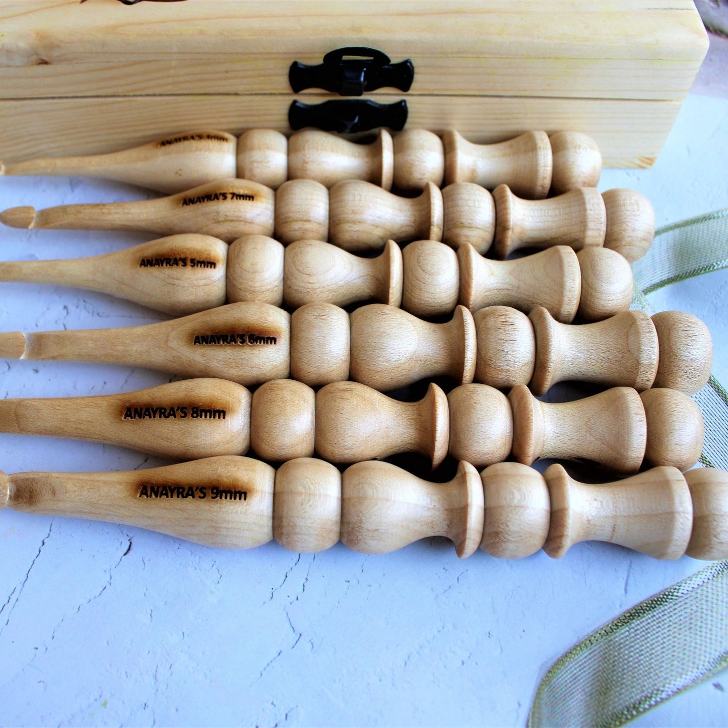 Crochet hooks with sizes shown on the hooks itself making it easy to use for the user.